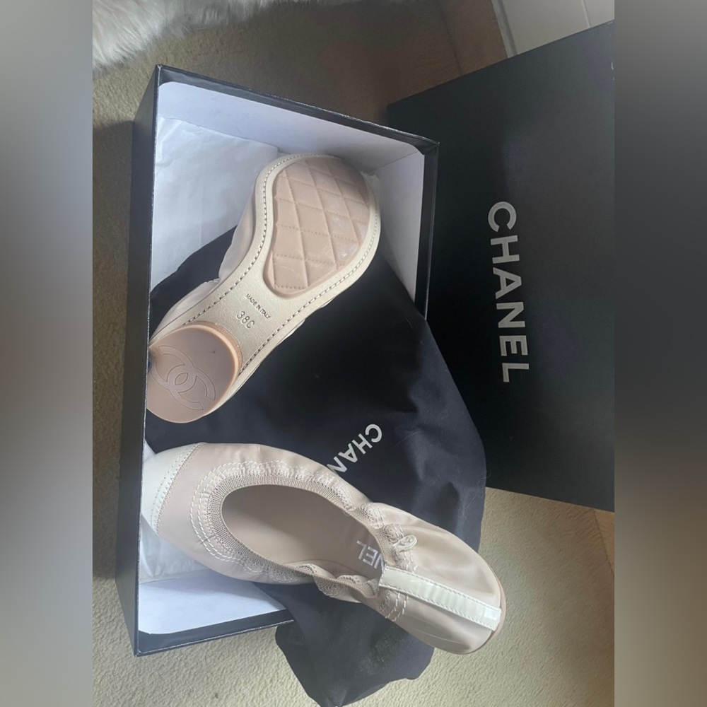 Chanel nude ballerinas with white patent leather accents. - Picture 9 of 9